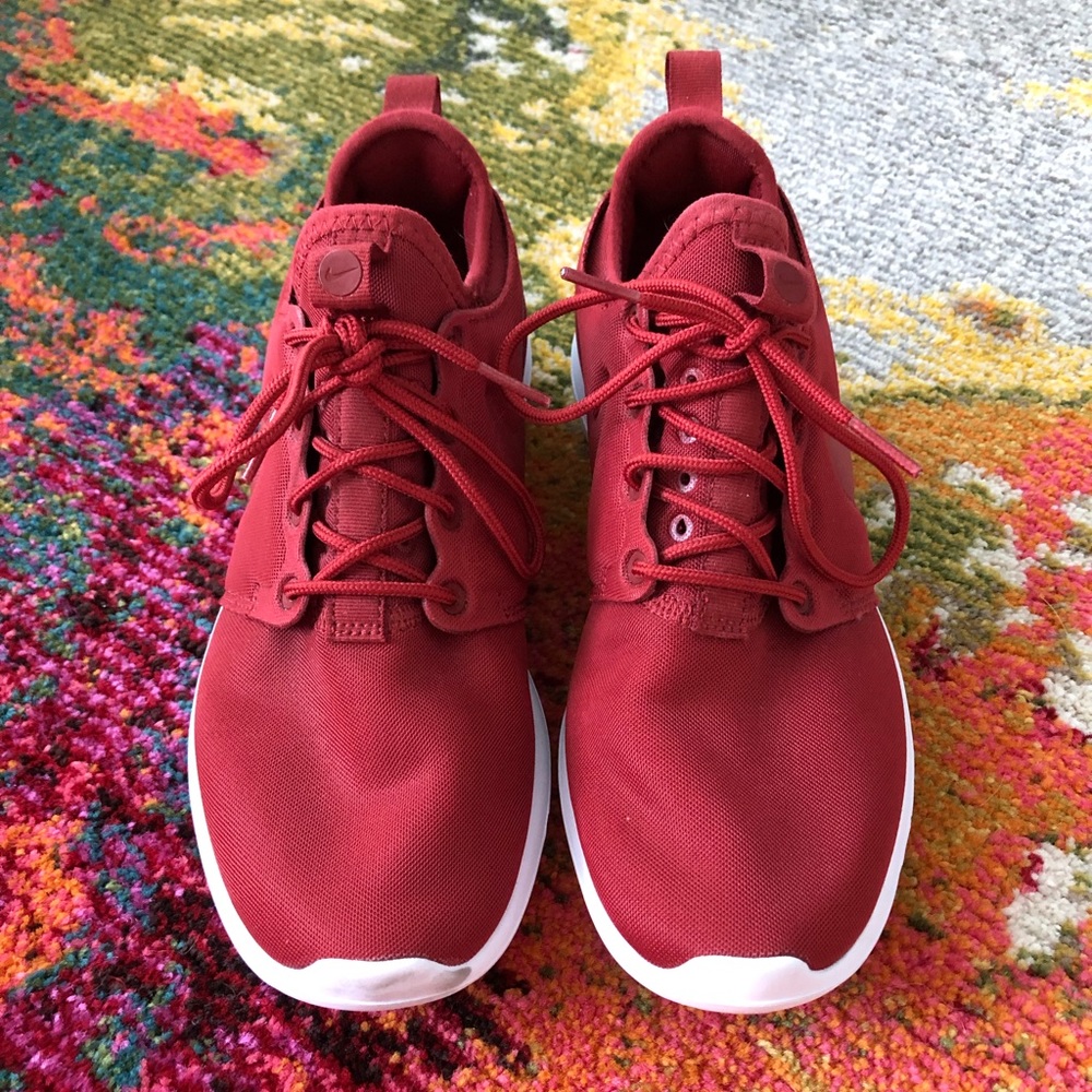 Maroon Nike Roshe!